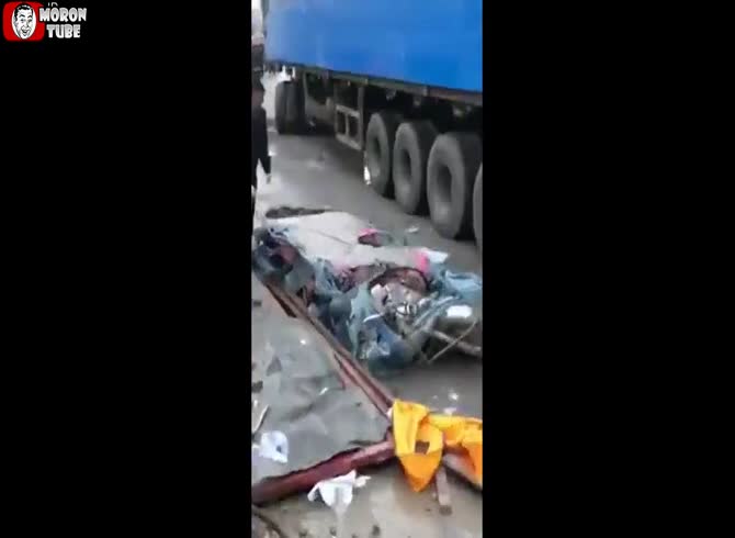 Video :China - a cyclist dies while riding in his tricycle after being crushed by tons of metal buildings (Public Averti)